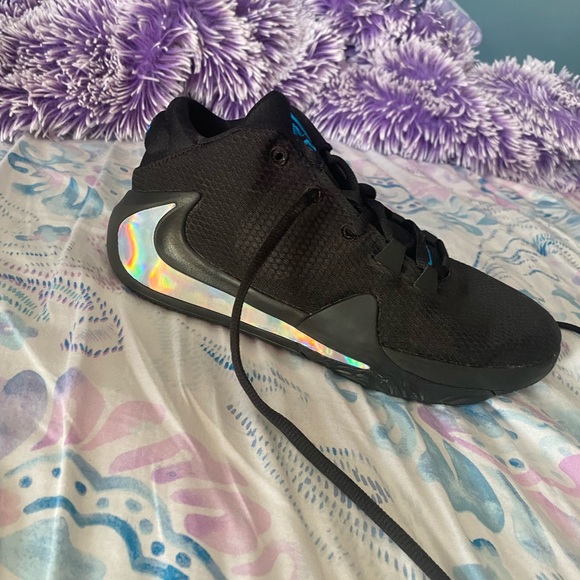 Yiannis basketball shoes - Picture 3 of 3